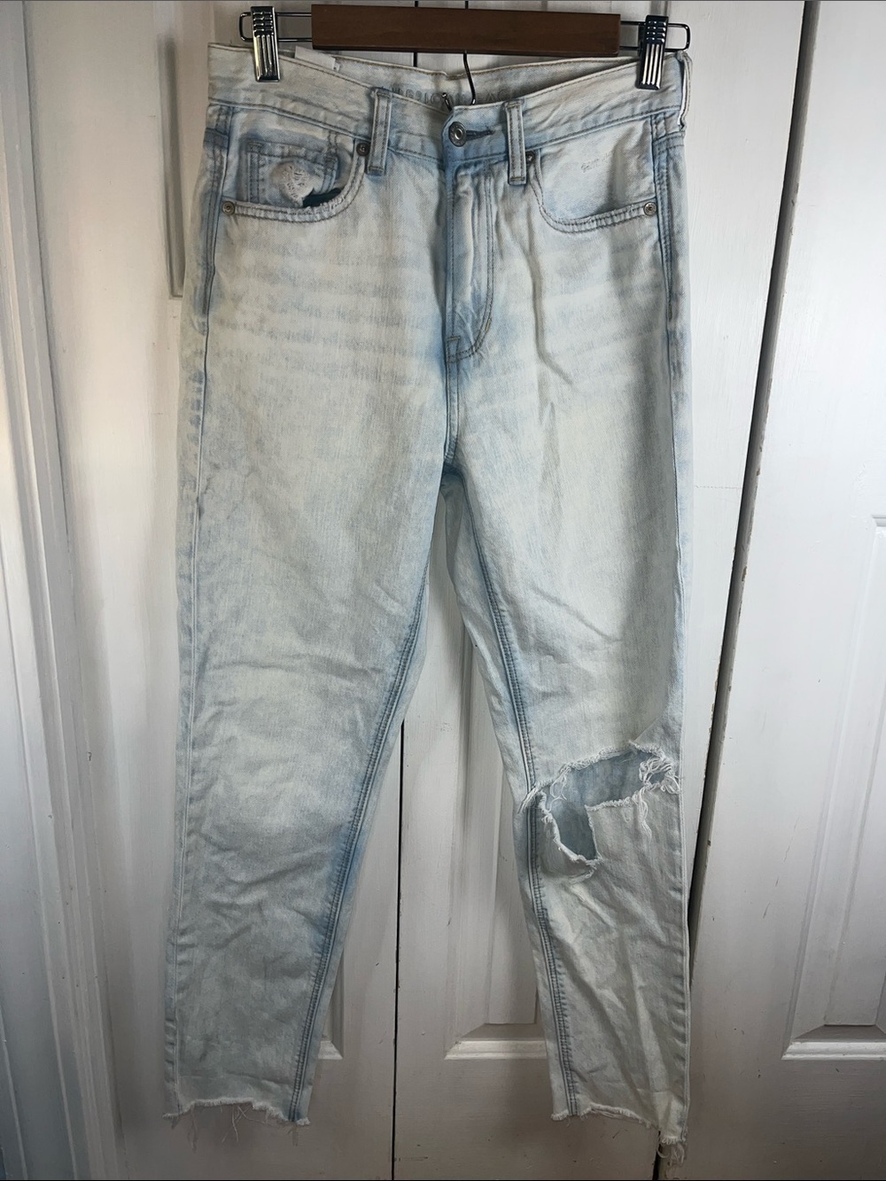 SZ 2 MOM jeans  Distressed women’s American Eagle light wash regular